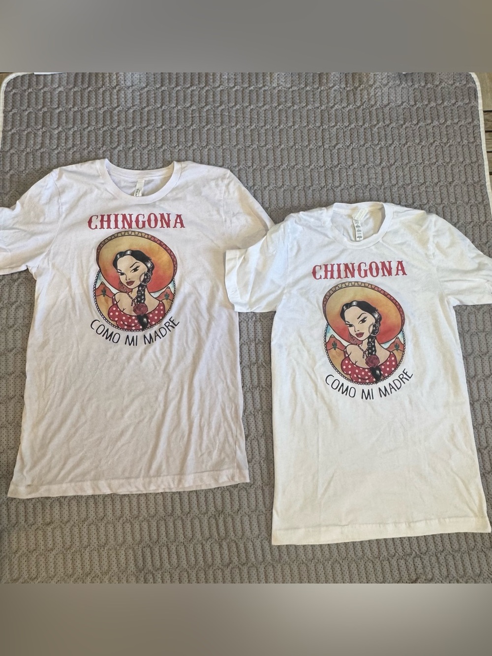 2 Chingona 'Como Mi Madre' White Graphic women’s Tees